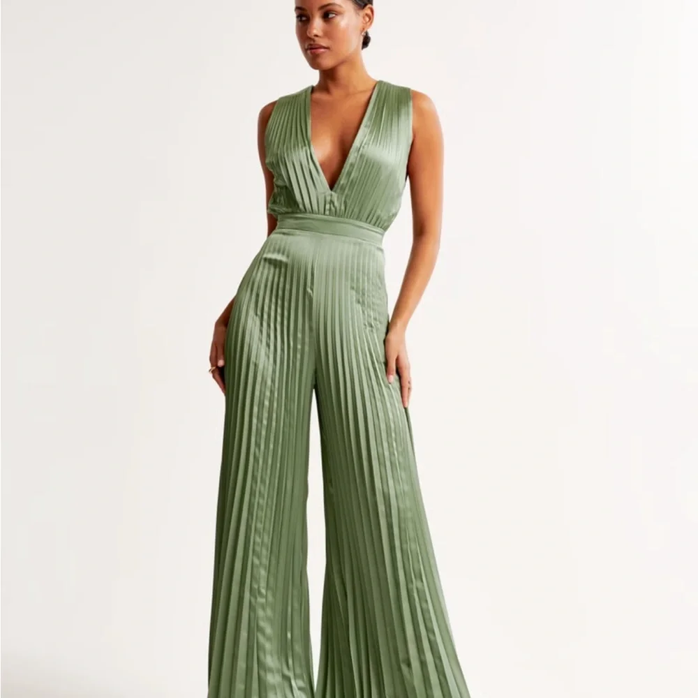 Abercrombie Giselle Pleated Jumpsuit in Green - Picture 7 of 11